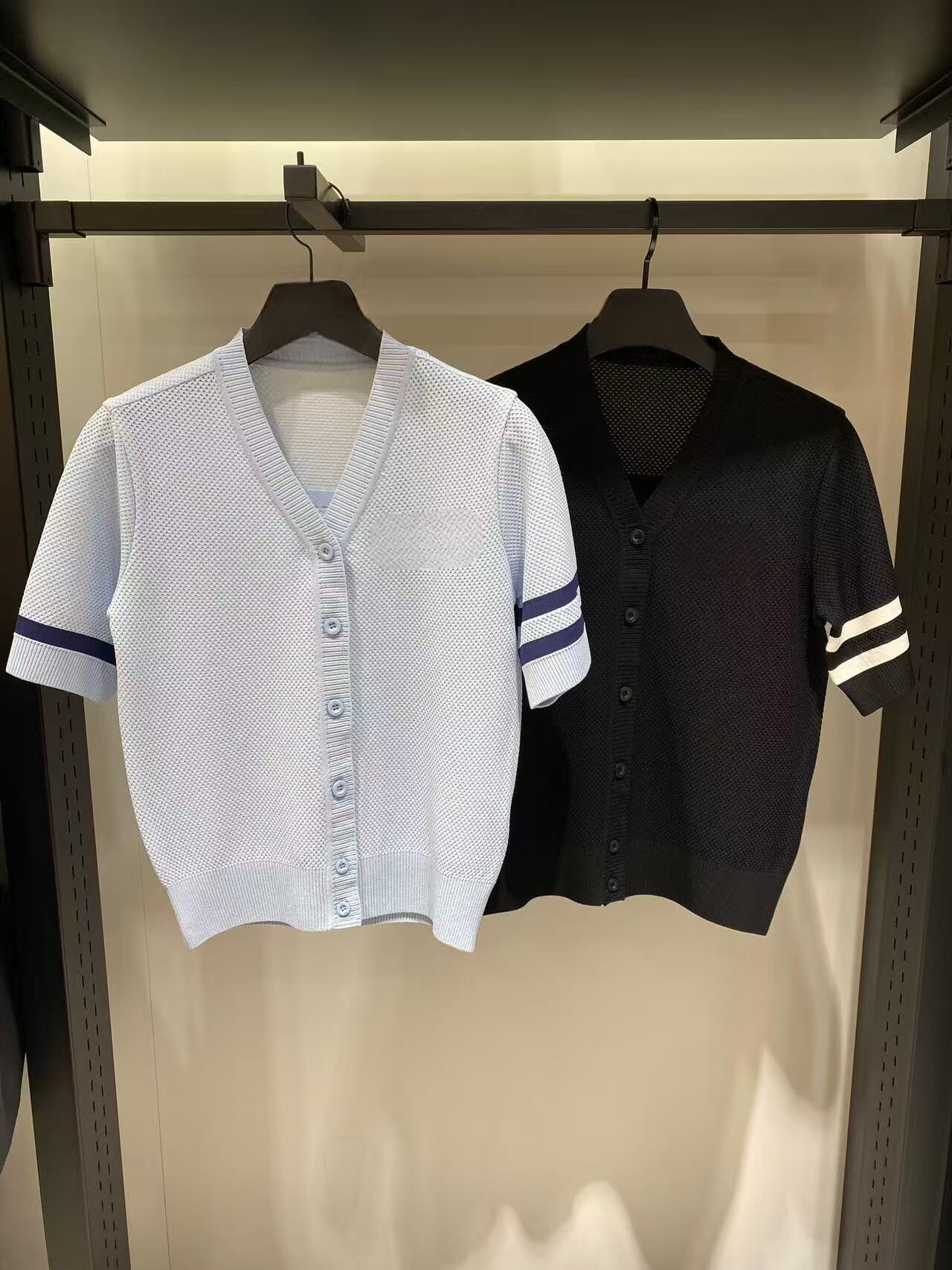 Golf Equipment For Women - เสื้อกอล์ฟผู้หญิงเกาหลีแท้ ปี 2026 คอเสื้อสีตัดต่อ แขนสั้น ผ้าถักบาง