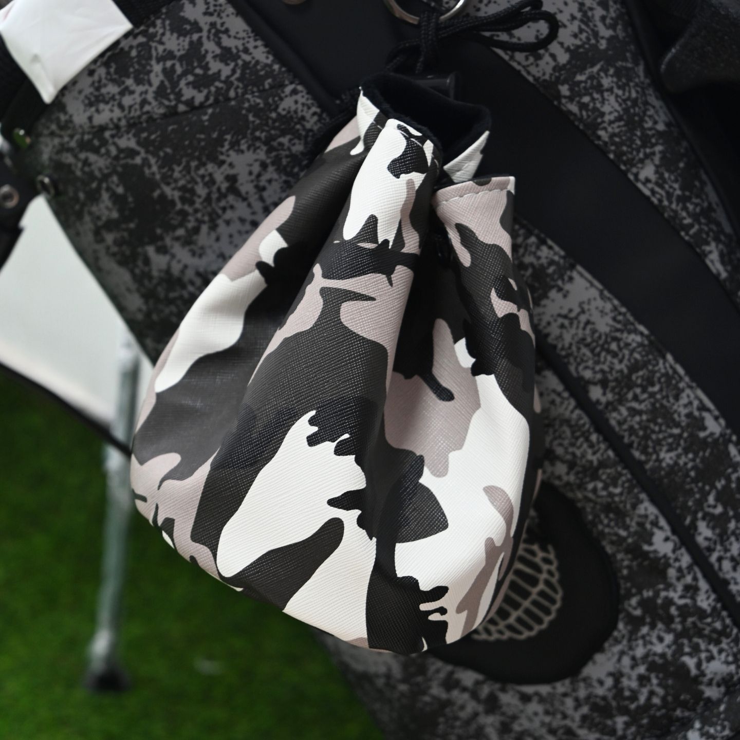 Golf Equipment Drawing - กระเป๋าใส่ทีกอล์ฟลายพรางพร้อมเชือกรูด 1 ชิ้น อุปกรณ์เสริมกอล์ฟ ของขวัญสำหรับแฟนกอล์ฟ ทั้งชายและหญิง